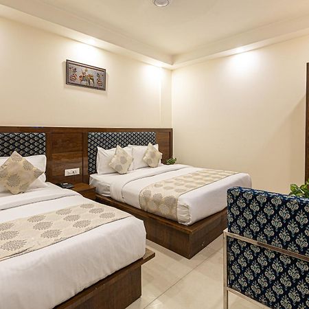 Hotel Emblem Suites- Near Delhi Airport Új-Delhi Kültér fotó