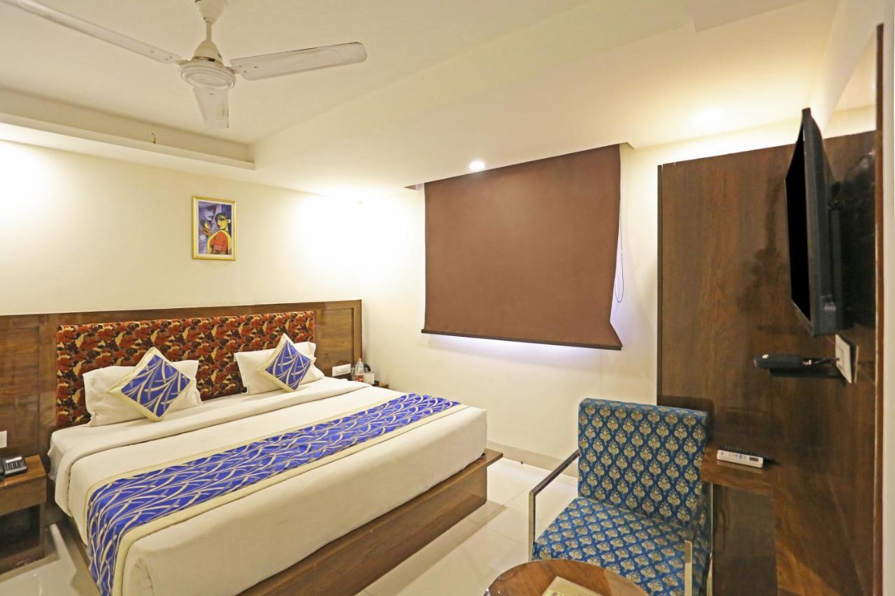Hotel Emblem Suites- Near Delhi Airport Új-Delhi Kültér fotó