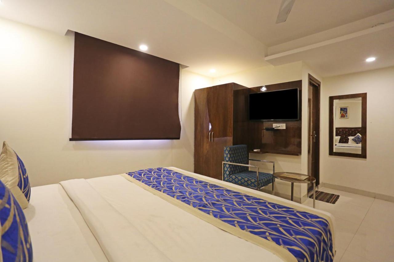 Hotel Emblem Suites- Near Delhi Airport Új-Delhi Kültér fotó