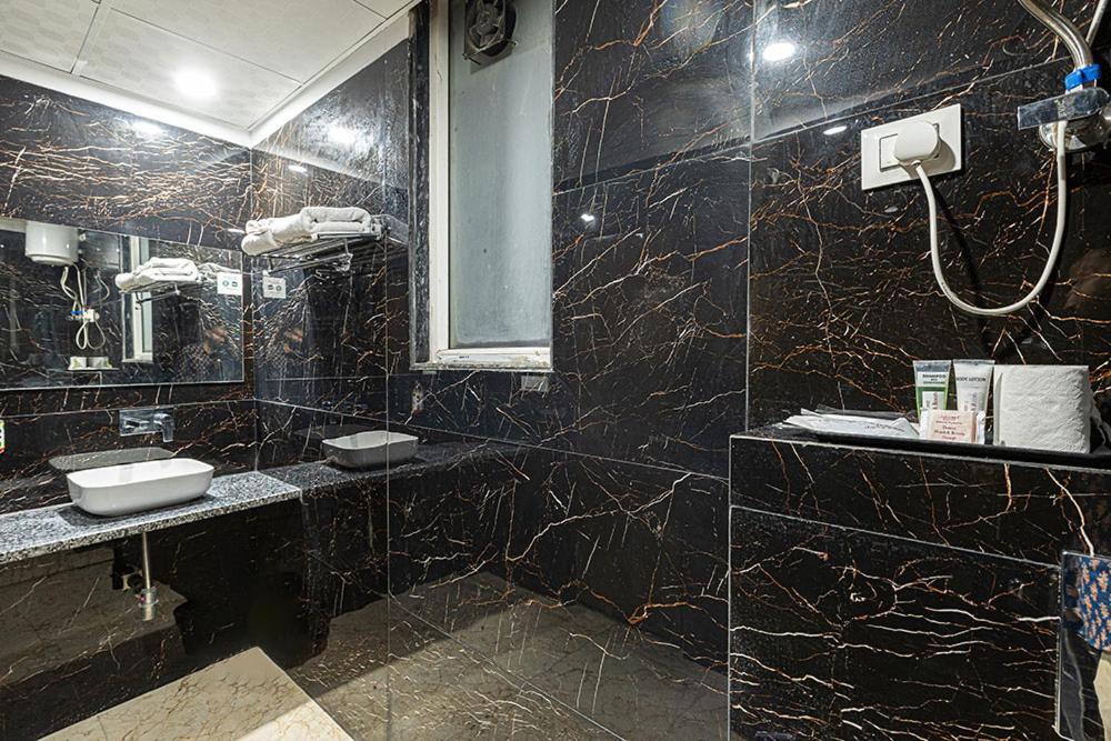 Hotel Emblem Suites- Near Delhi Airport Új-Delhi Kültér fotó