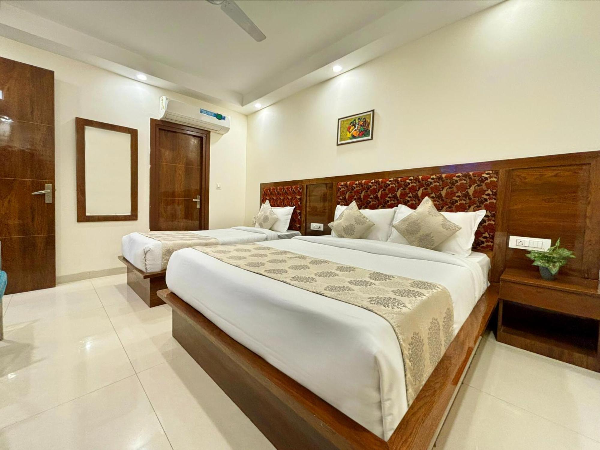 Hotel Emblem Suites- Near Delhi Airport Új-Delhi Kültér fotó