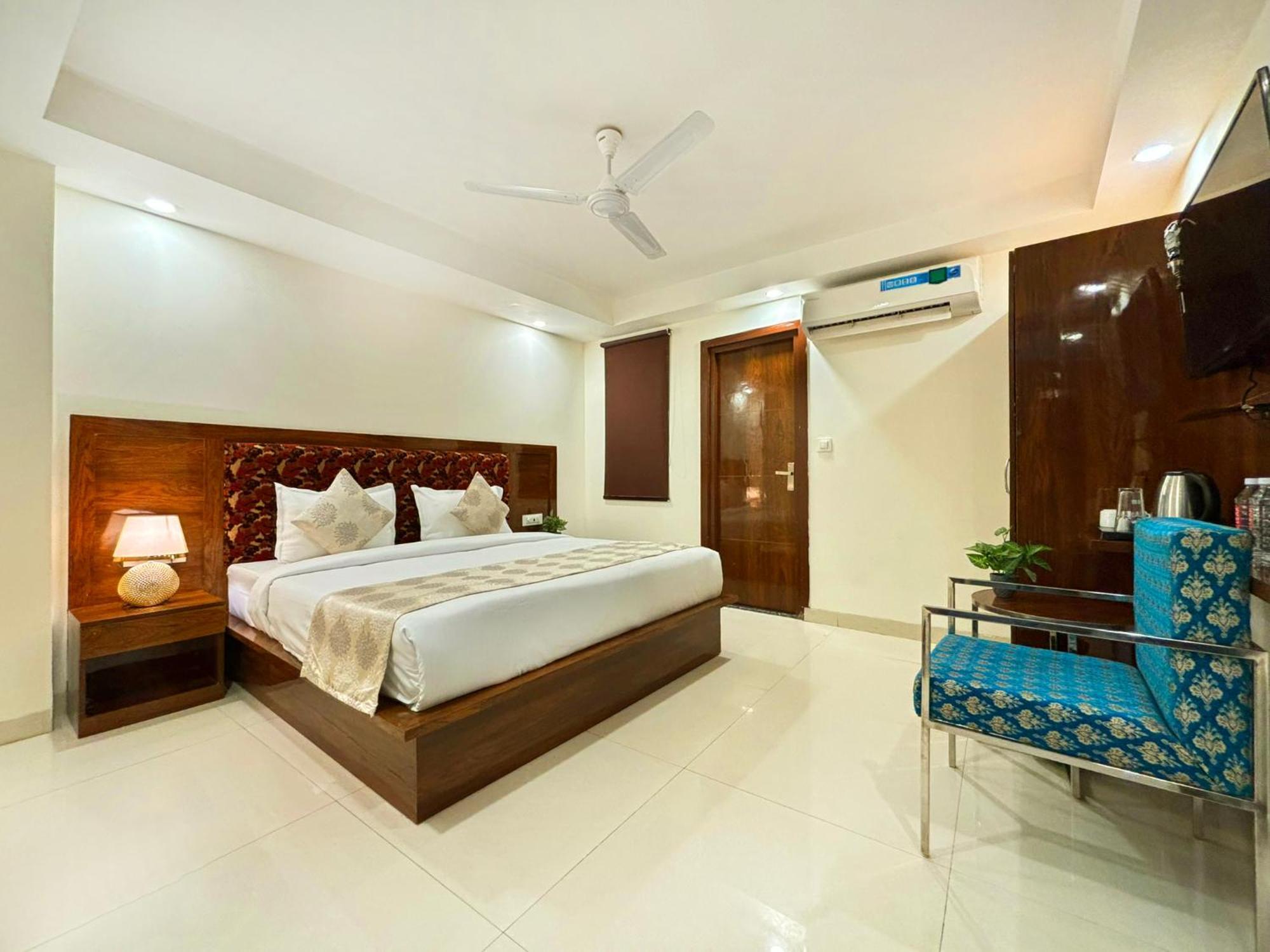 Hotel Emblem Suites- Near Delhi Airport Új-Delhi Kültér fotó