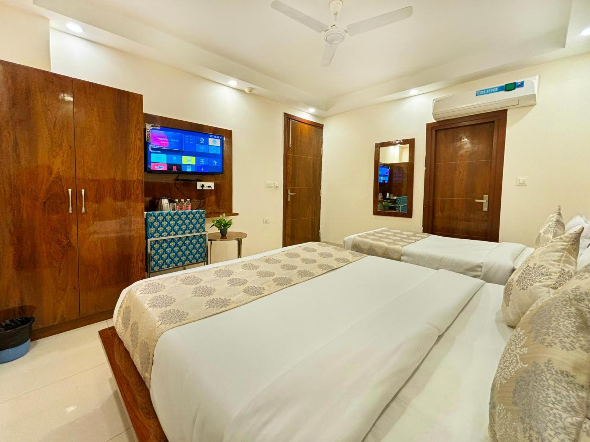 Hotel Emblem Suites- Near Delhi Airport Új-Delhi Kültér fotó