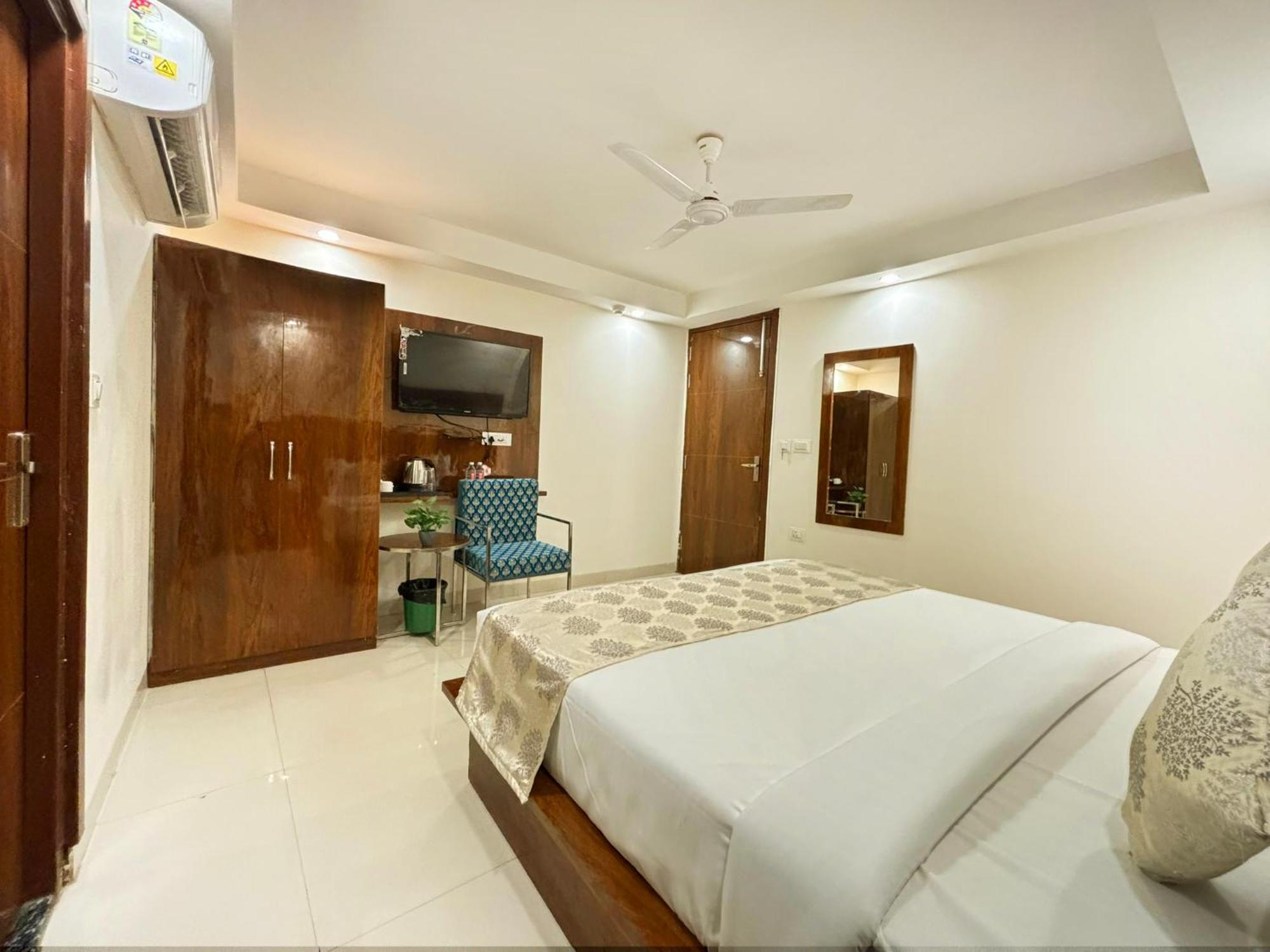 Hotel Emblem Suites- Near Delhi Airport Új-Delhi Kültér fotó