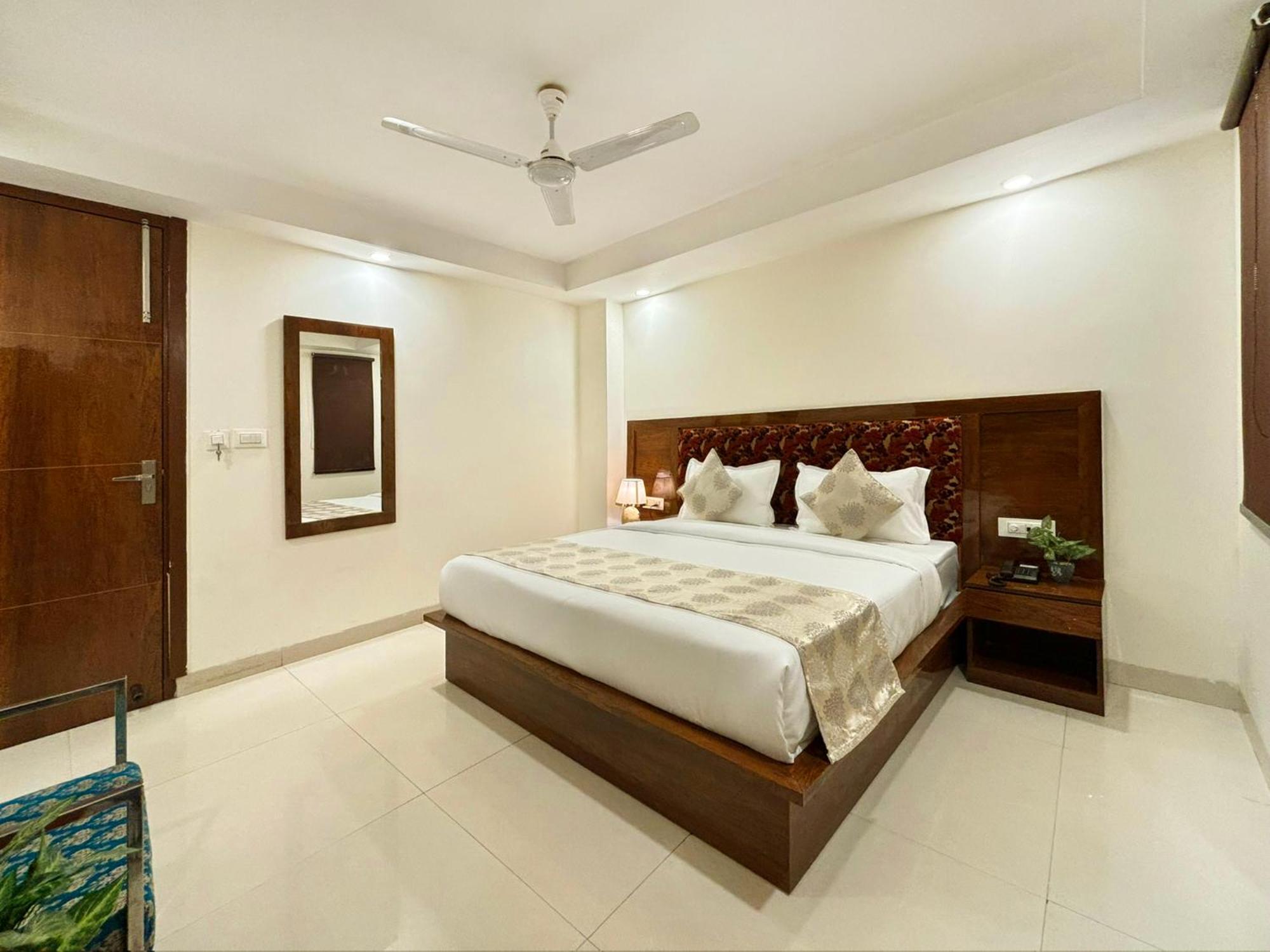 Hotel Emblem Suites- Near Delhi Airport Új-Delhi Kültér fotó