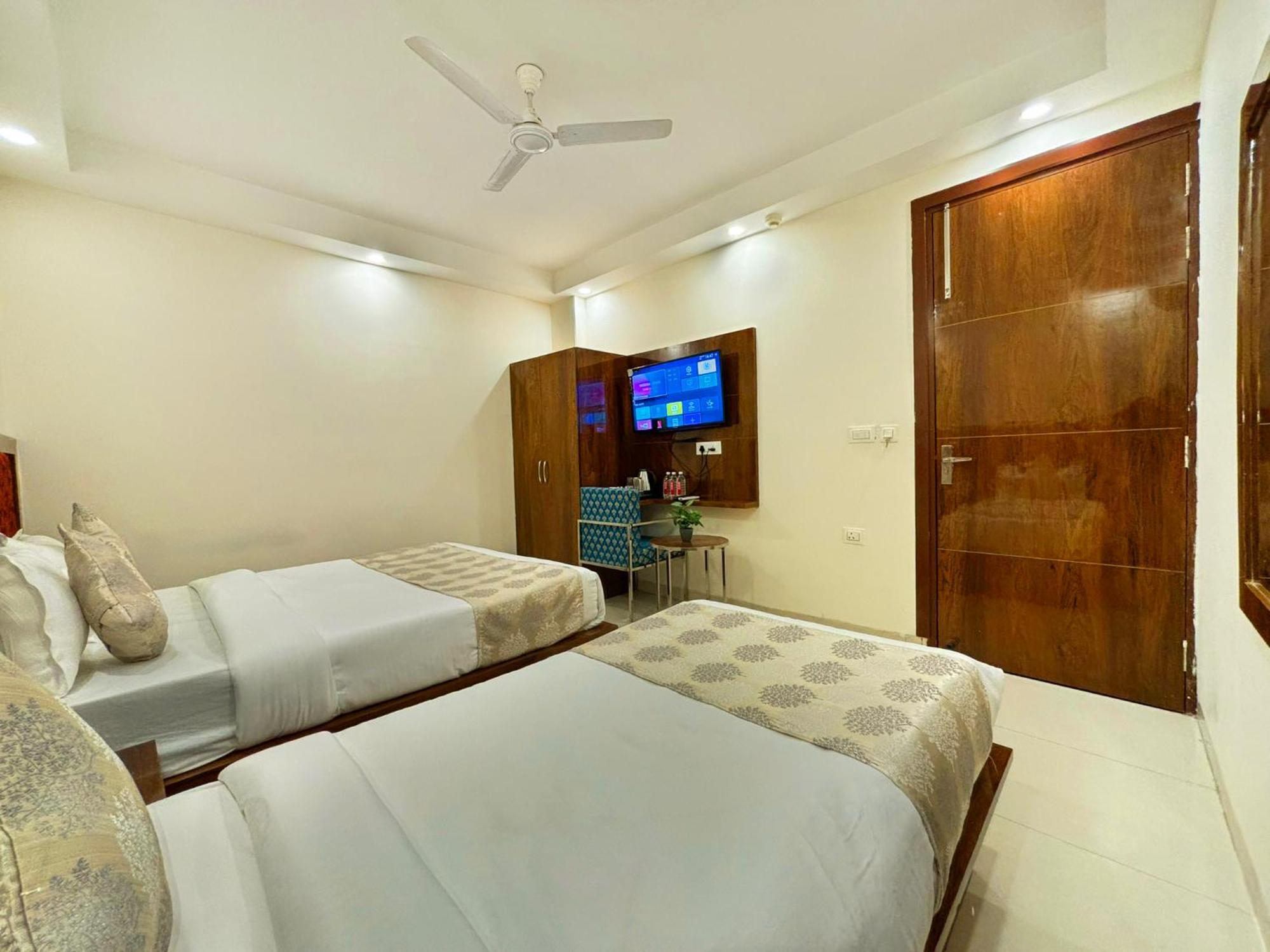 Hotel Emblem Suites- Near Delhi Airport Új-Delhi Kültér fotó