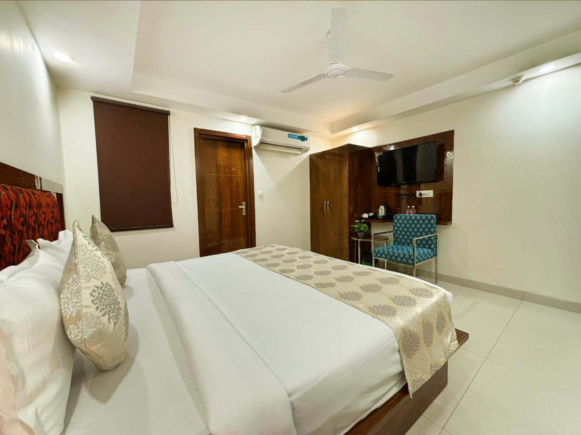 Hotel Emblem Suites- Near Delhi Airport Új-Delhi Kültér fotó