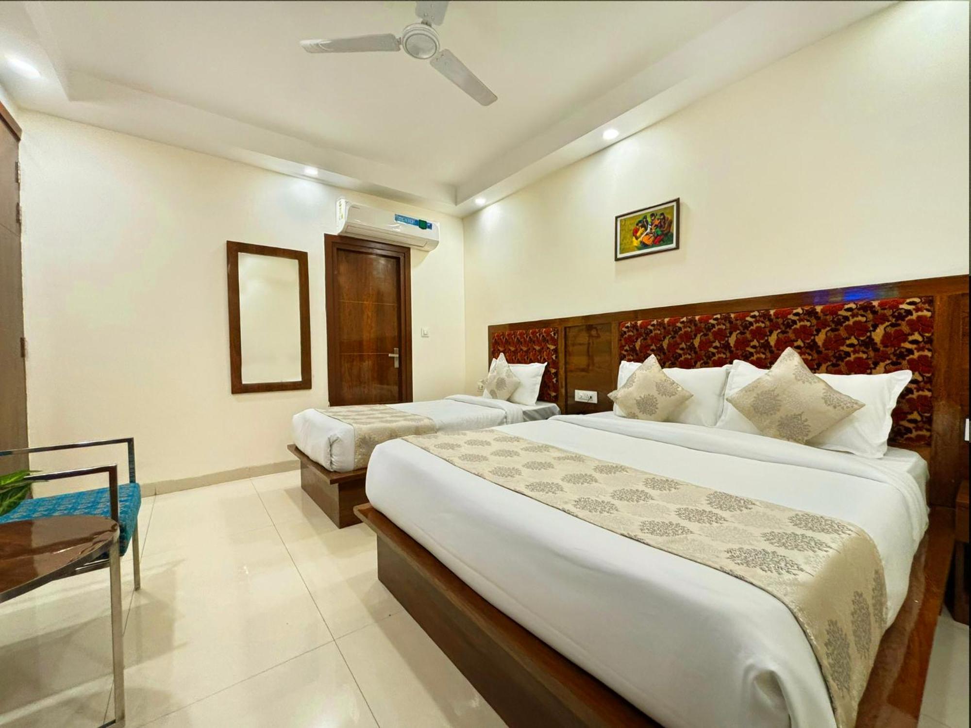 Hotel Emblem Suites- Near Delhi Airport Új-Delhi Kültér fotó