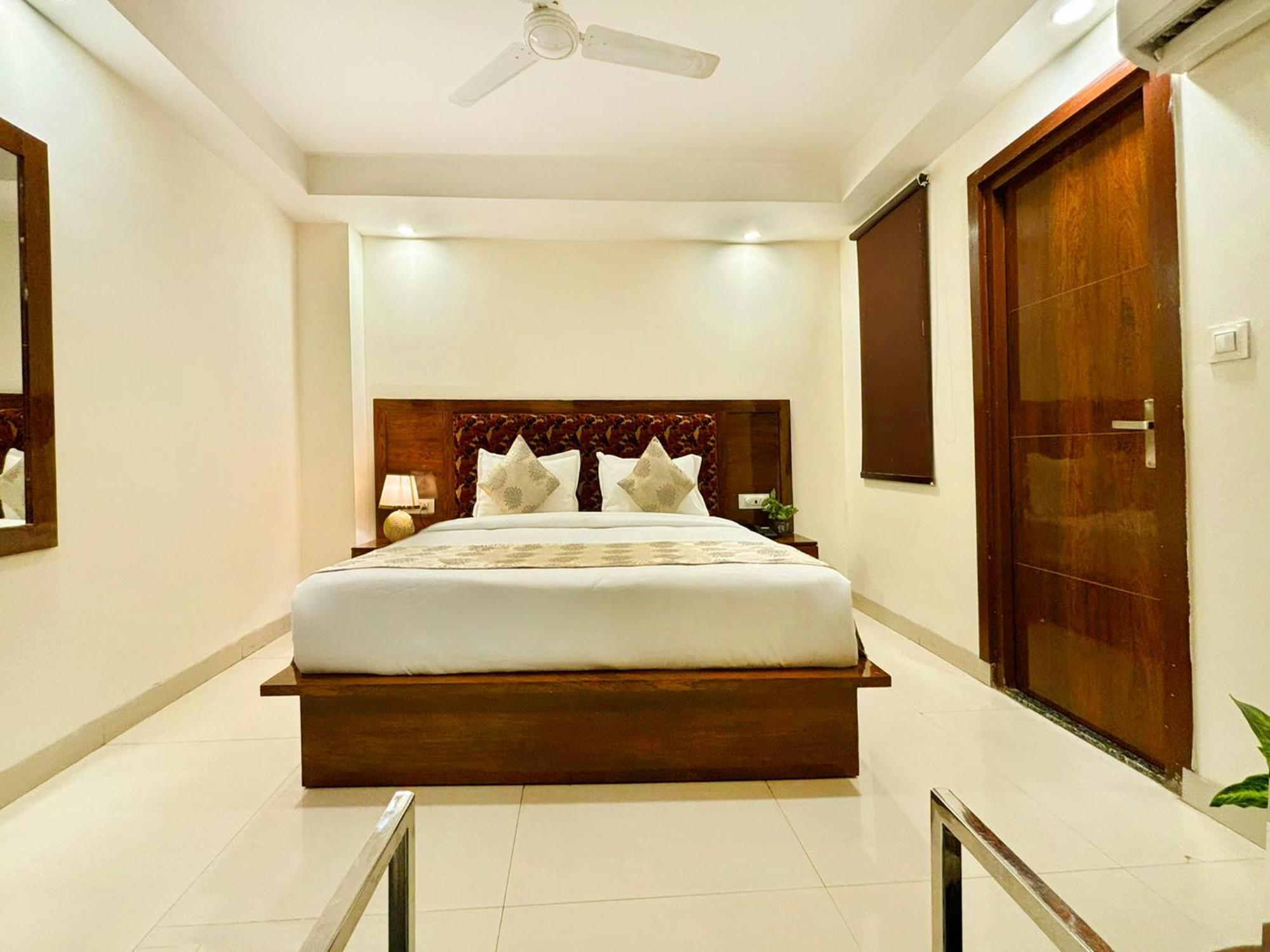 Hotel Emblem Suites- Near Delhi Airport Új-Delhi Kültér fotó