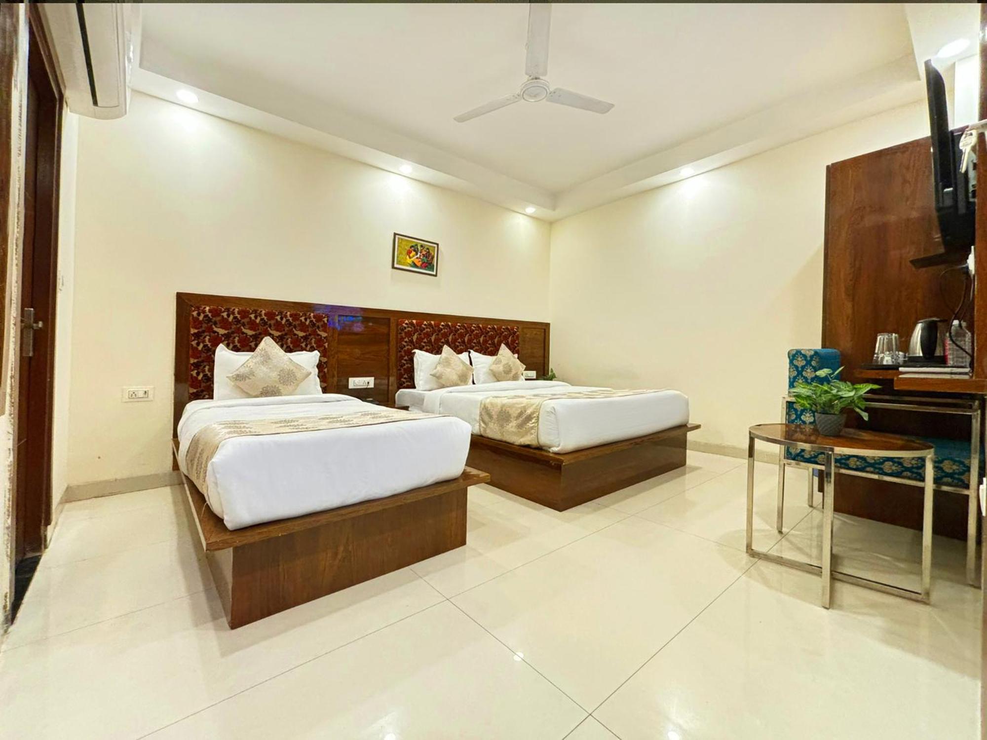 Hotel Emblem Suites- Near Delhi Airport Új-Delhi Kültér fotó