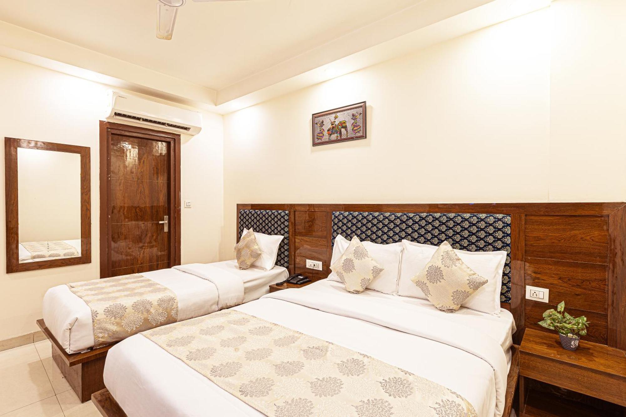 Hotel Emblem Suites- Near Delhi Airport Új-Delhi Kültér fotó