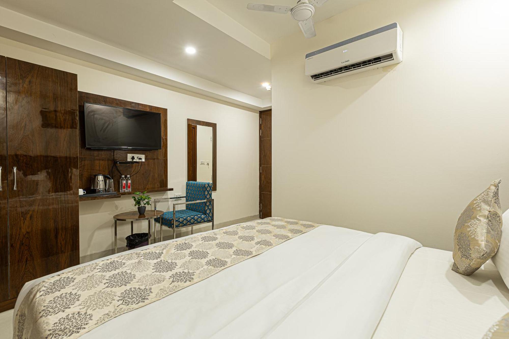 Hotel Emblem Suites- Near Delhi Airport Új-Delhi Kültér fotó