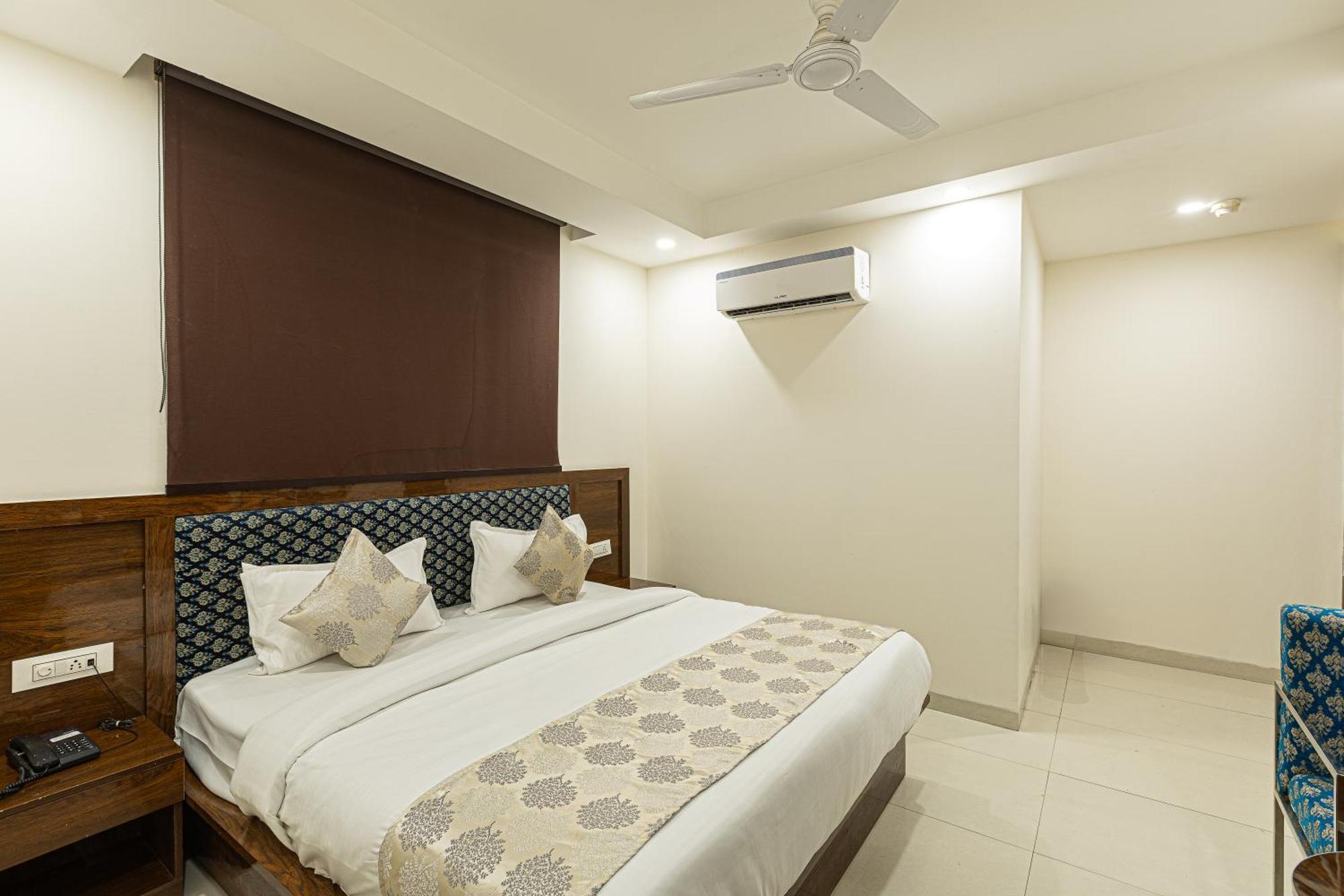 Hotel Emblem Suites- Near Delhi Airport Új-Delhi Kültér fotó