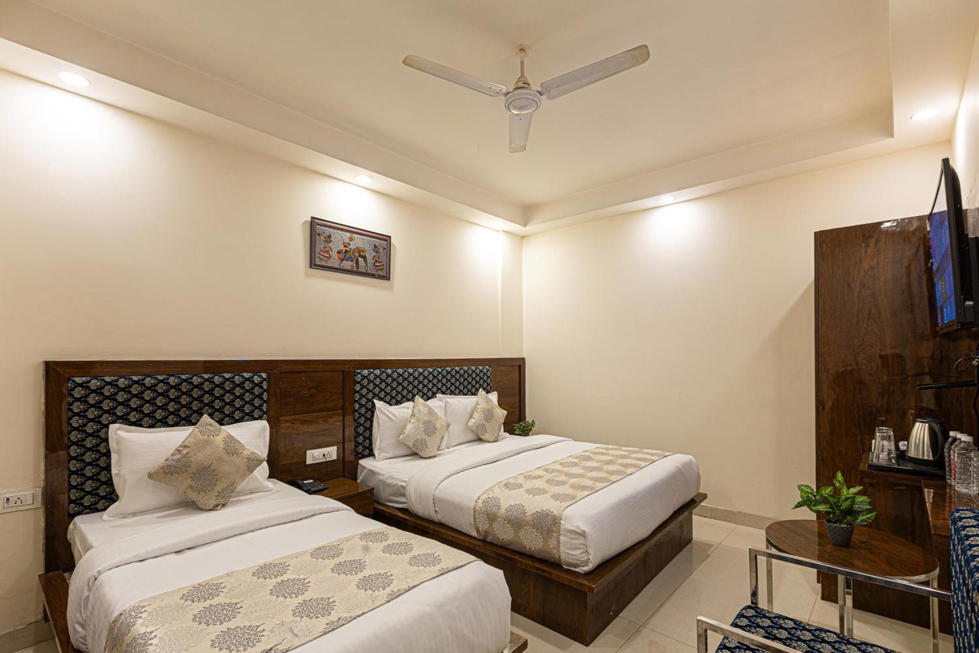 Hotel Emblem Suites- Near Delhi Airport Új-Delhi Kültér fotó