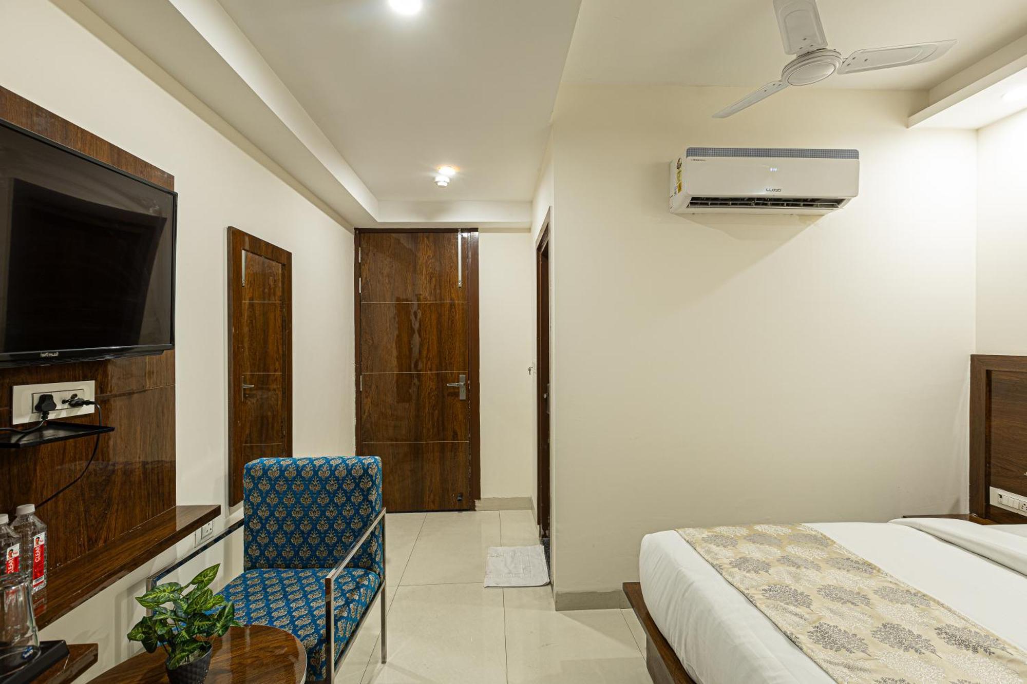 Hotel Emblem Suites- Near Delhi Airport Új-Delhi Kültér fotó