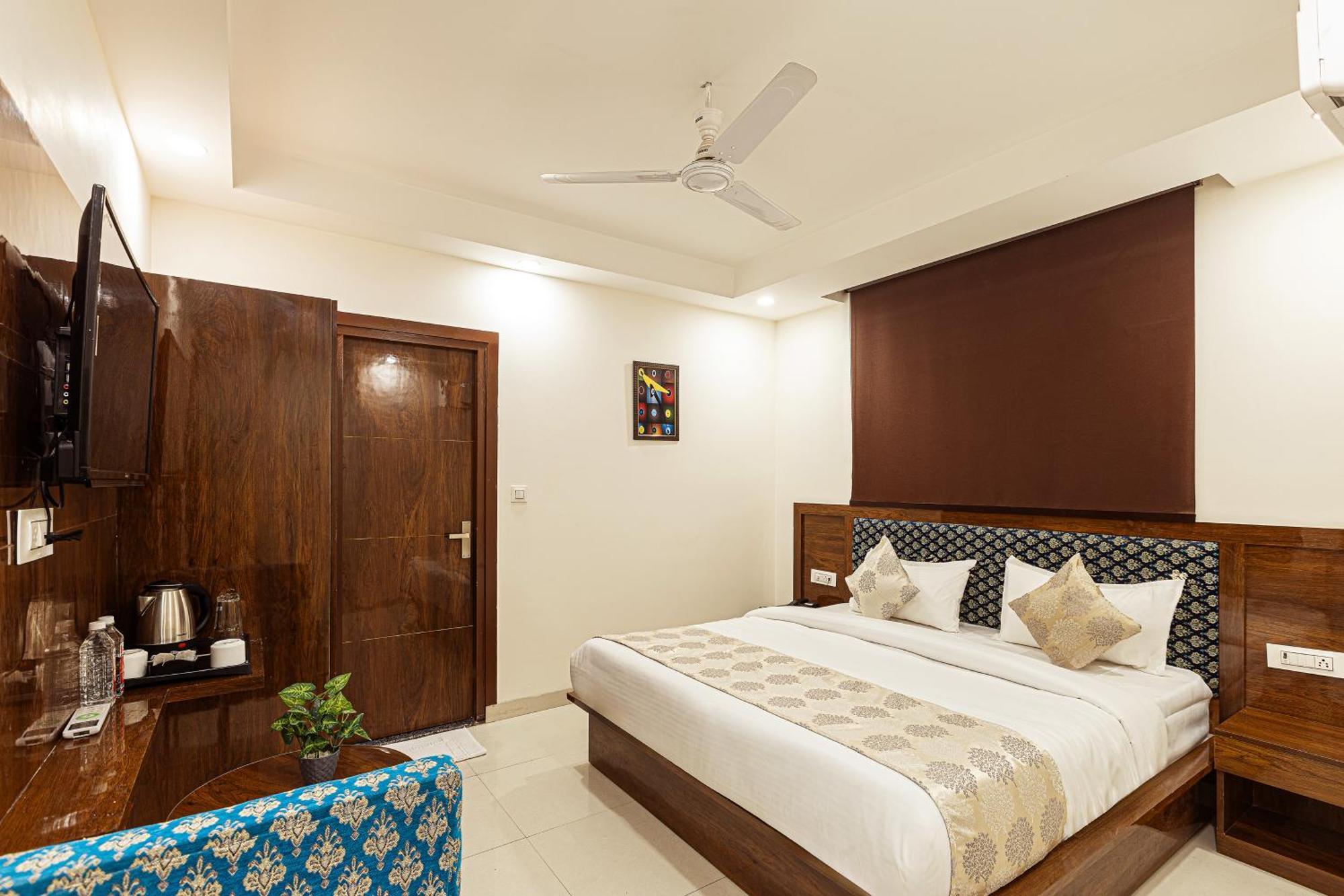 Hotel Emblem Suites- Near Delhi Airport Új-Delhi Kültér fotó