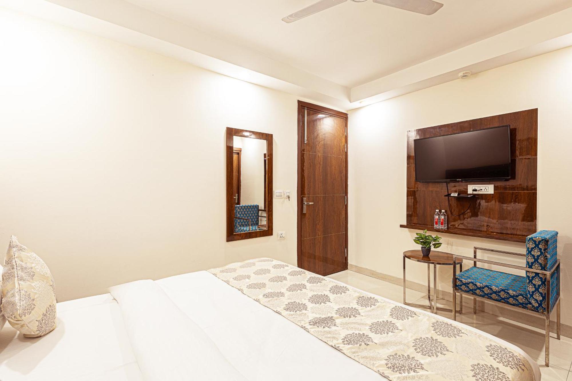 Hotel Emblem Suites- Near Delhi Airport Új-Delhi Kültér fotó