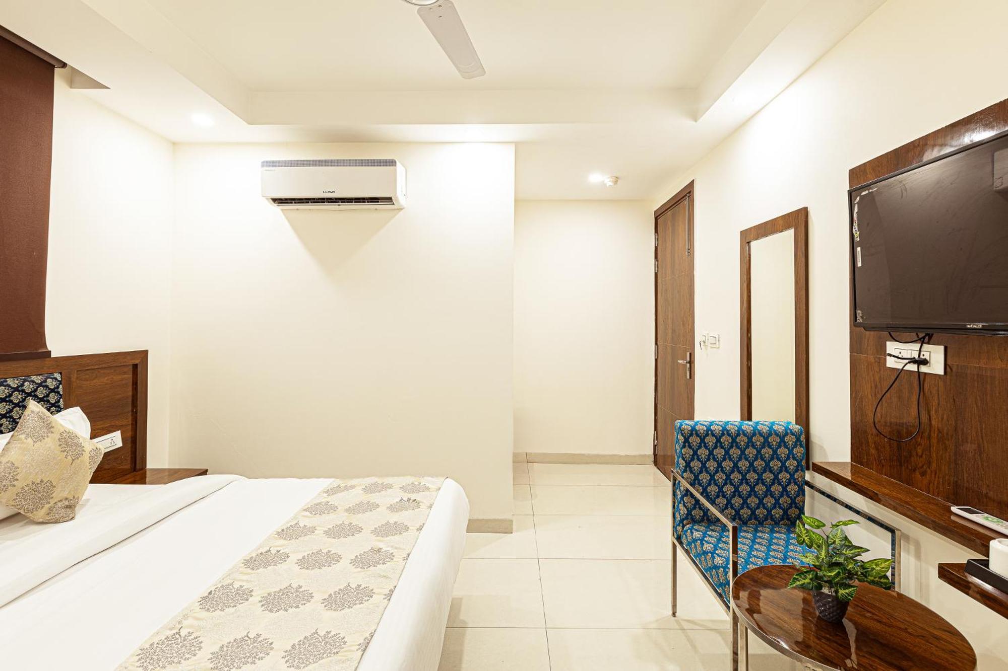 Hotel Emblem Suites- Near Delhi Airport Új-Delhi Kültér fotó