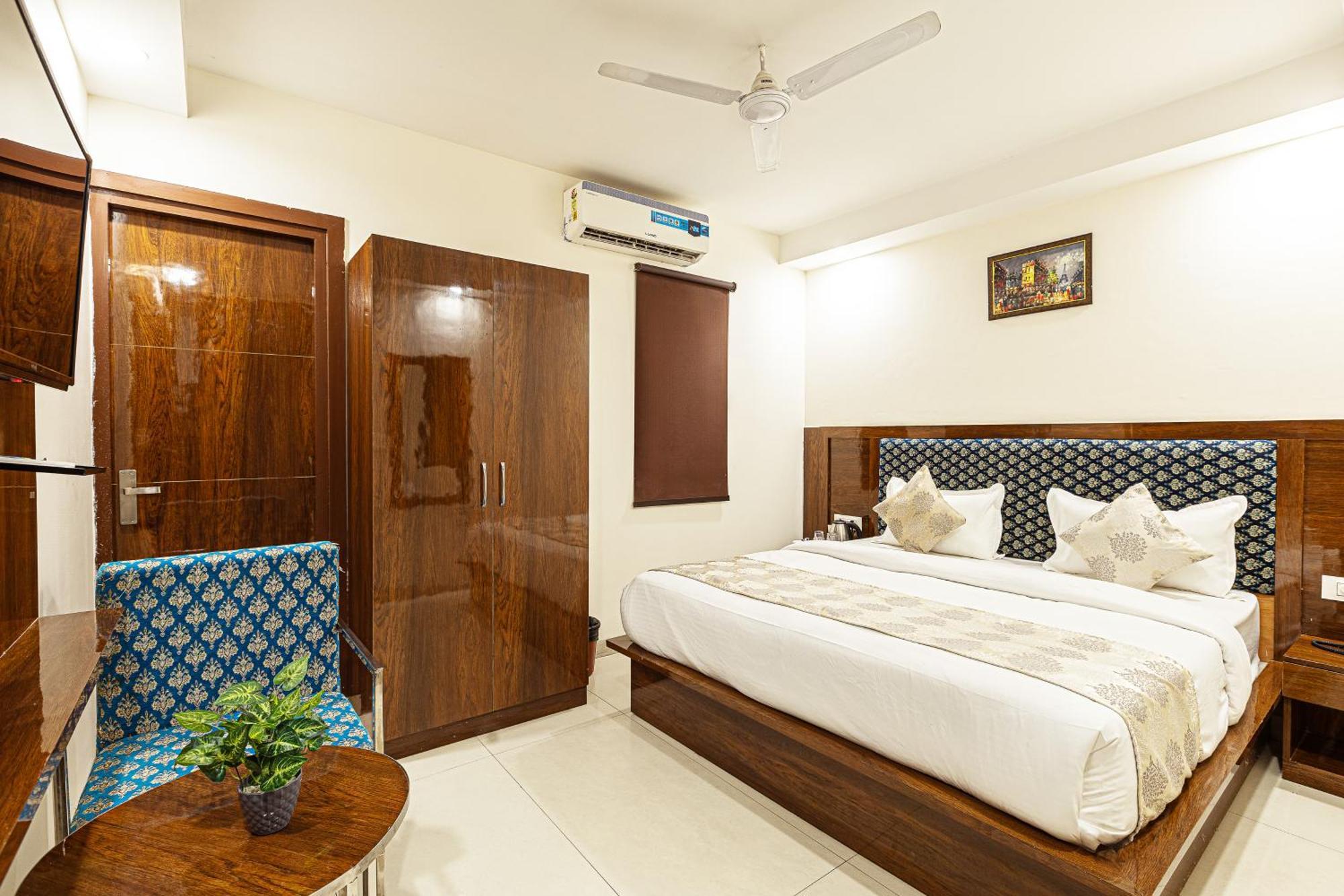 Hotel Emblem Suites- Near Delhi Airport Új-Delhi Kültér fotó