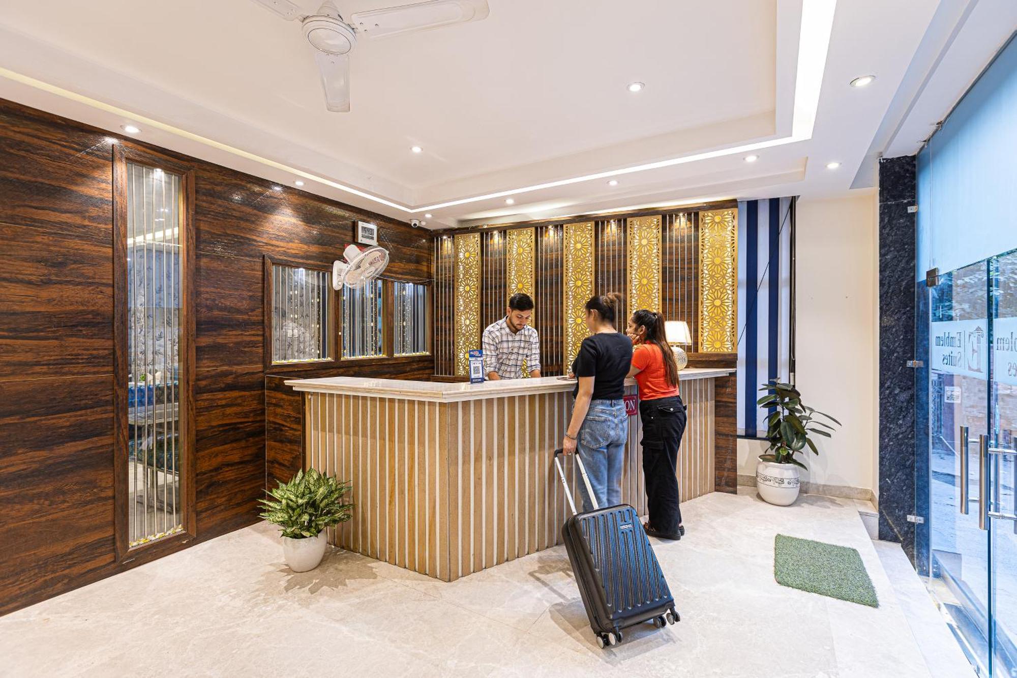 Hotel Emblem Suites- Near Delhi Airport Új-Delhi Kültér fotó