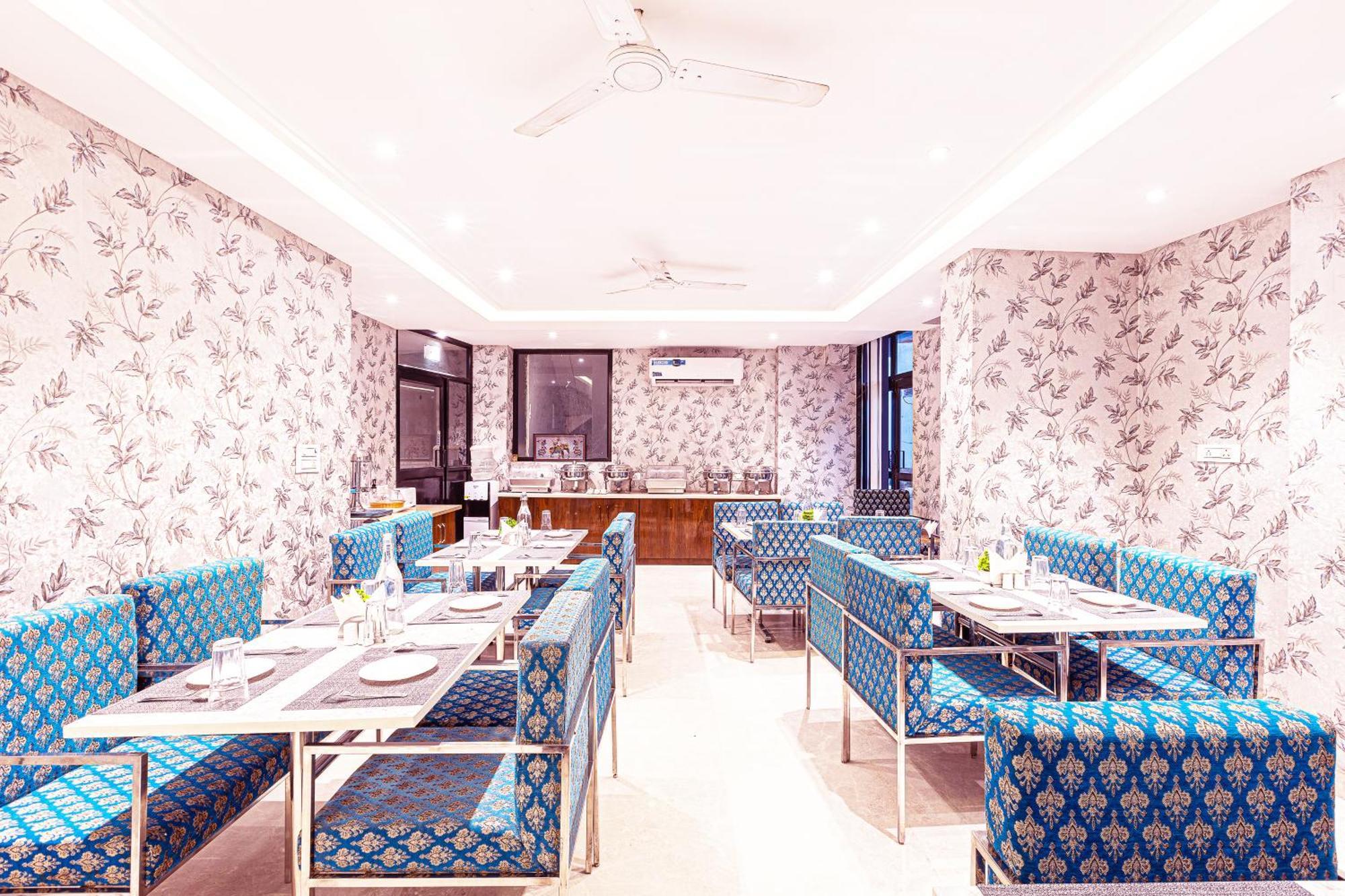 Hotel Emblem Suites- Near Delhi Airport Új-Delhi Kültér fotó